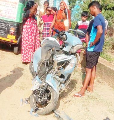 बोलेरो की टक्कर से स्कूटी के उड़े परखच्चे, 2 घायल