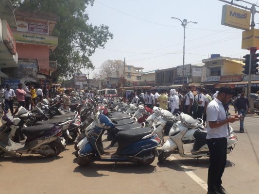 स्कूल से 70 दोपहिया जब्त, नाबालिगों के पालकों को समझाइश देकर छोड़ा
