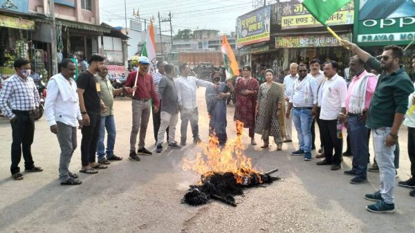 केंद्रीय मंत्री का फूंका पुतला