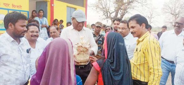 गोठान में कमार महिलाएं बांस की विभिन्न कलाकृतियां बना रहीं