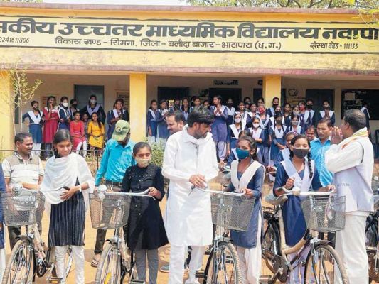  जिला पंचायत अध्यक्ष ने  किया साइकिल वितरण