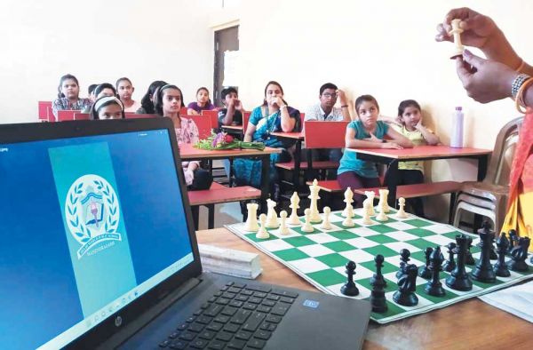 प्रशिक्षण शिविर में शतरंज की बाजीगरी सीख रहे नौनिहाल