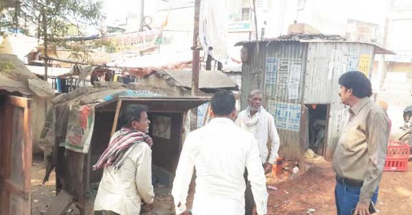 भारत माता चौक के पास अतिक्रमण, नपा ने हटाया