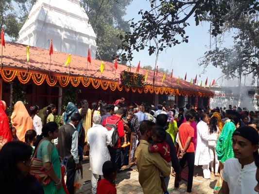 महाअष्टमी पर देवी मंदिरों में उमड़े भक्त, जगह-जगह कन्या भोज व भंडारा