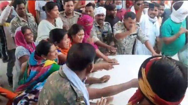 लूट और पैसे के लिए धमकाने के आरोप में एक गिरफ्तार