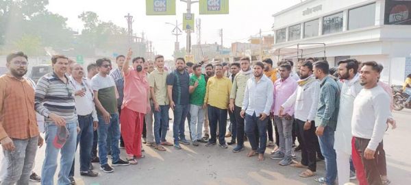 कांग्रेसियों ने केंद्रीय मंत्री का फूंका पुतला