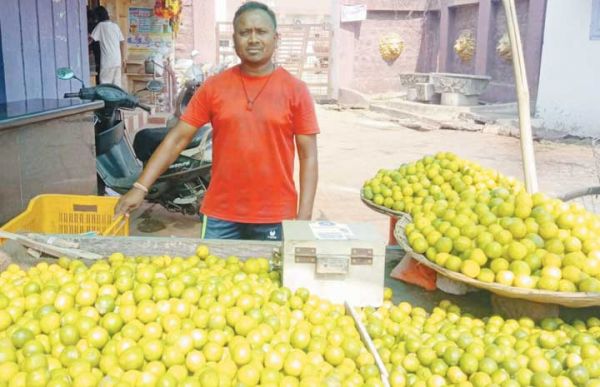 एक नींबू बिक रहा पंद्रह से बीस रुपए में