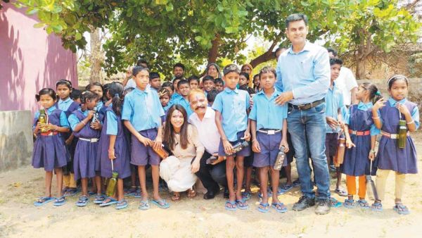 चप्पल पहन कर वनांचल के बच्चों के चेहरे पर खिली खुशियां