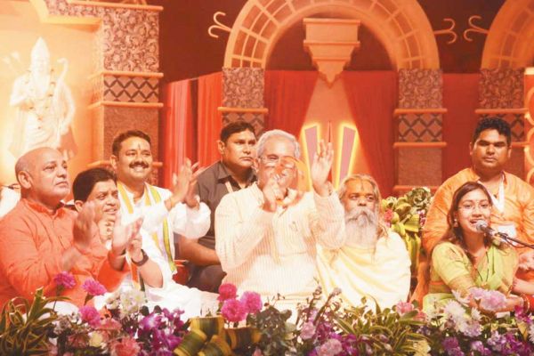     अनूप जलोटा के भजन को सुनकर लोग हुए भाव विभोर