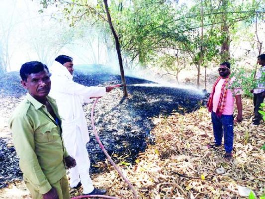 शरारती तत्वों ने राम मंदिर के बगल में लगाई आग, काबू