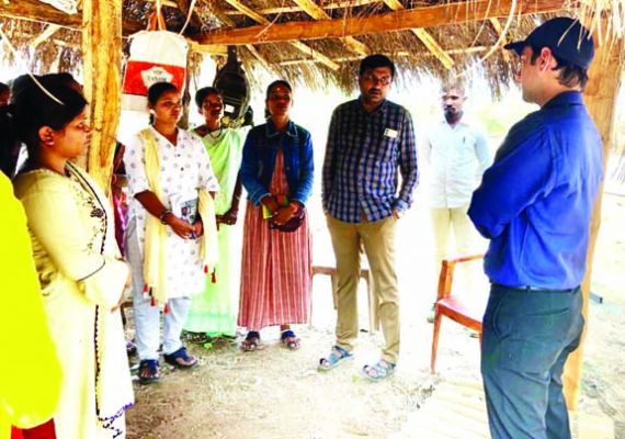 अफसरों ने गौठानों का किया दौरा समूहों से चर्चा कर समस्याएं जानी