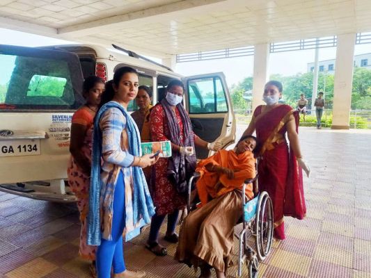 हड़ताली स्वा. कर्मियों ने गाड़ी में कराई सुरक्षित डिलीवरी