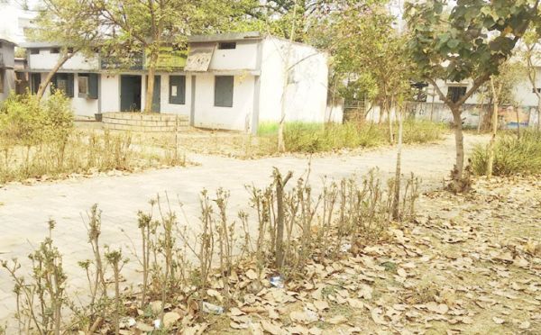 देखरेख के अभाव में जनपद गार्डन हुआ उजाड़