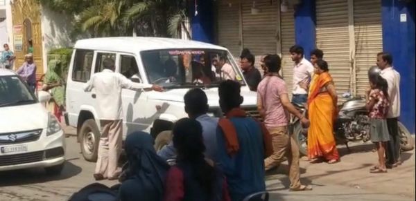 दो दुकानों को छोड़ बाकी दुकानदारों का काटा चालान, कारोबारियों ने किया हंगामा