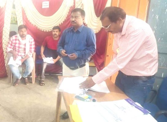 संभागायुक्त ने मतदान केन्द्रों का किया निरीक्षण