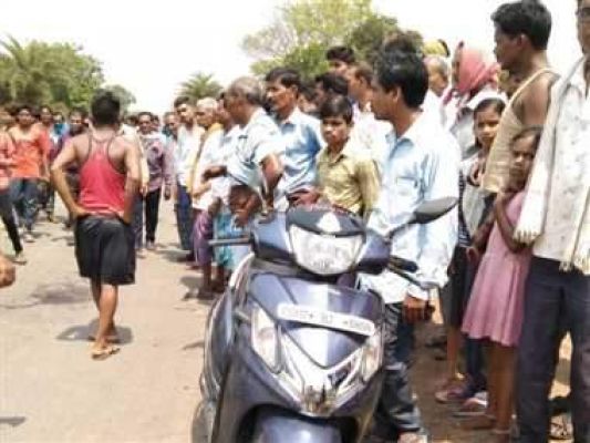 ट्रैक्टर ने शिक्षिका को कुचला, मौत, बेटी व भाई बाल-बाल बचे