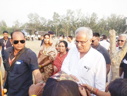 विजय राजवाड़े की तेरहवीं में शामिल हुए भूपेश एवं रमन