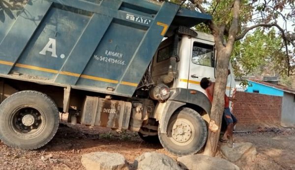 ढलान पर खड़ी डंपर दौडऩे लगी, रोकने की कोशिश में गाड़ी व पेड़ के बीच फंसा चालक