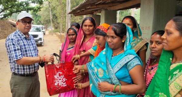 चिलचिलाती धूप में सरगुजा कलेक्टर का दौरा