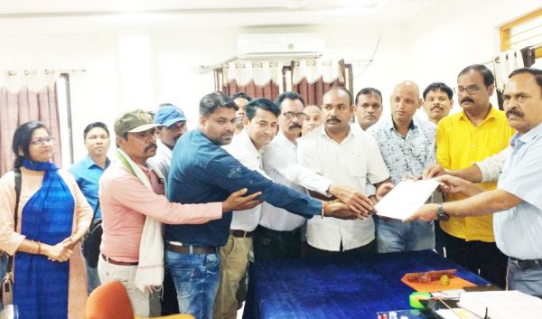 टीचर्स एसोसिएशन ने दो सूत्रीय मांगों को दिया सांकेतिक धरना