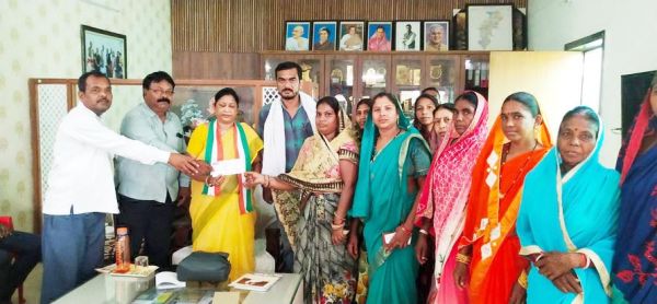 सिहावा विधायक ने जनसंपर्क राशि का चेक वितरण किया