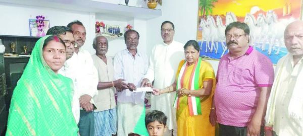 हाथी के हमले से मृत परिवार के घर पहुंची विधायक