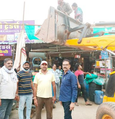 कलेक्टर की मौजूदगी में शहर के मुख्य मार्ग से हटाया अतिक्रमण  