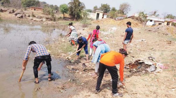  रासेयो ने तालाब की सफाई जल संरक्षण पर दिया जोर
