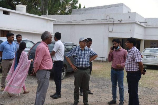 कलेक्टर ने किया स्वामी आत्मानंद अंग्रेजी माध्यम स्कूल का किया निरीक्षण