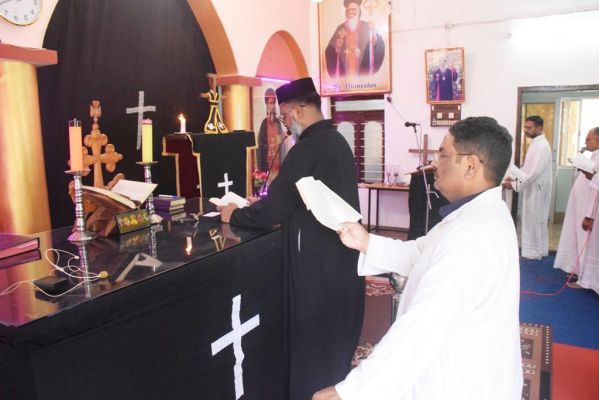 यीशु को याद करने गिरजाघरों में प्रार्थना सभा