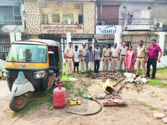 शहर में चोरी कर कबाड़ी को थमा देते थे सामान, दो नाबालिग सहित 5 गिरफ्तार