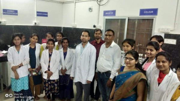 गुंडाधुर महाविद्यालय के छात्र-छात्राओं ने पेयजल परीक्षण प्रयोगशाला का किया भ्रमण