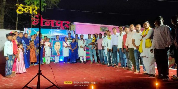 अंबेडकर जयंती पर केक काटकर लोगों ने दिया एकता का परिचय