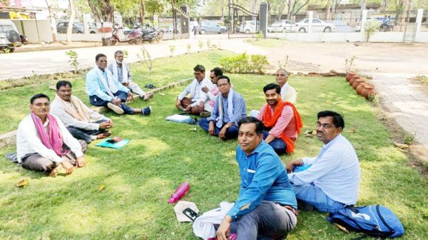 लघु वनोपज कर्मचारी संघ का धरना-प्रदर्शन जारी