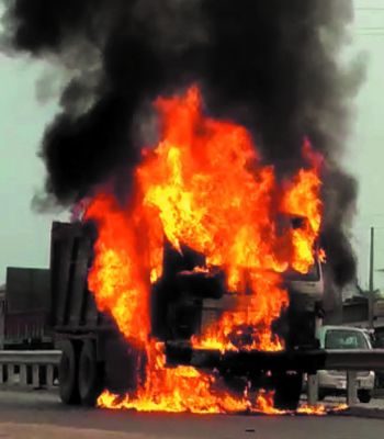 बाइक की टक्कर से बीच सडक़ हाइवा में लगी आग