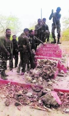 जवानों ने किया नक्सल स्मारक ध्वस्त