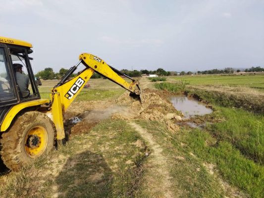 नहर का मेड़ बहने से पानी खेतों में, फसल हो रही थी बर्बाद