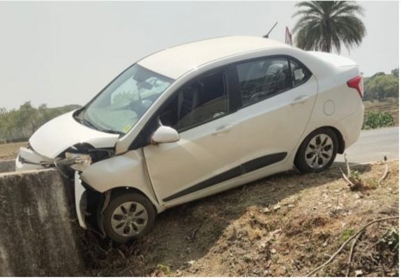 डिवाइडर से टकराई कार, पत्रकार की मौत, एक गंभीर