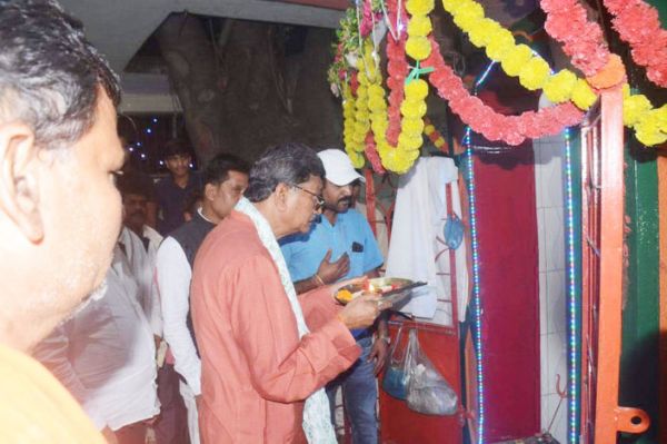 विस अध्यक्ष ने हनुमान मंदिर में पूजा-अर्चना की