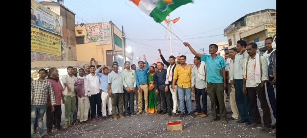 कांग्रेस की जीत पर कार्यकर्ताओं ने फोड़े पटाखे