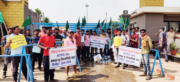 एनटीपीसी भू-विस्थापितों ने नौकरी पाने की टायलेट की सफाई