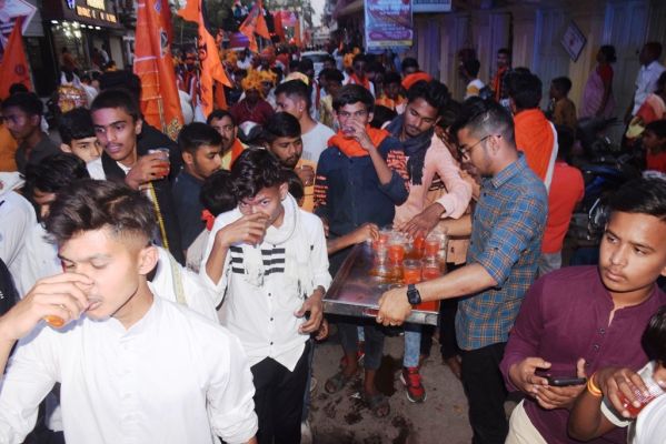 जैन और मुस्लिम समाज ने पिलाया शरबत