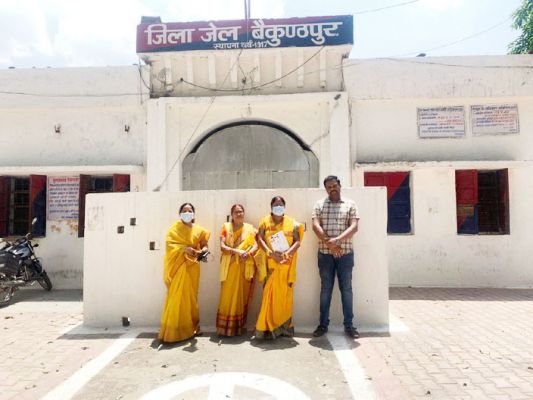 बंदियों ने लिखा गायत्री मंत्र  