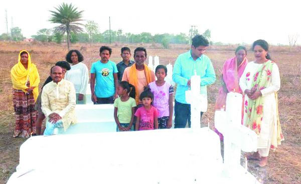 ईस्टर पर गिरजाघरों में सभाएं, कब्रो में बुजुर्गों को याद करने प्रार्थनाएं
