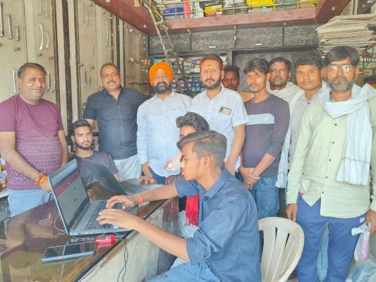 भाजपा ने शिविर लगा मजदूरों का ई-श्रमिक कार्ड बनवाया