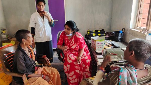 पुनर्वास केंद्र में मानसिक बीमारों के दांतों की जांच
