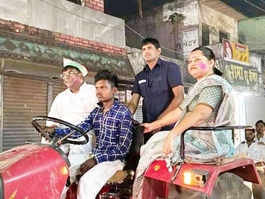 विधायक के नेतृत्व में ट्रैक्टर रैली निकाल कांग्रेसियों ने मनाया जीत का जश्न