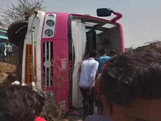 बाइक को बचाने के चक्कर में बस पलटी, 10 घायल