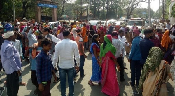 शहर से लगे घुटकू में जनसुनवाई का विरोध, ग्रामीणों ने घेरा कलेक्ट्रेट