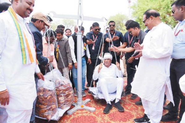 बलौदाबाजार में भूपेश को अईरसा रोटी से तौला